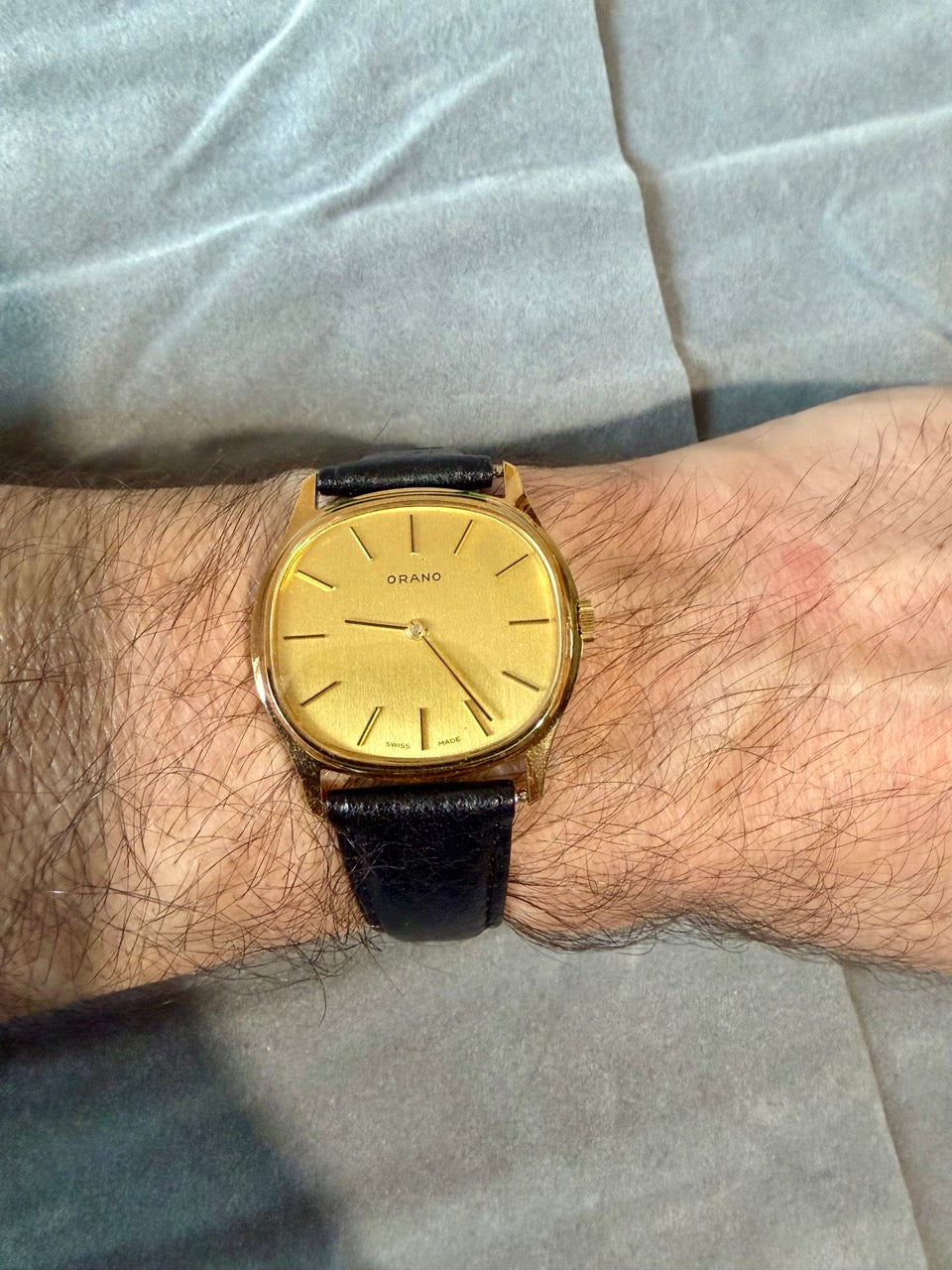Montre Orano NOS Suisse tonneau plaqué or 70s ultra fine