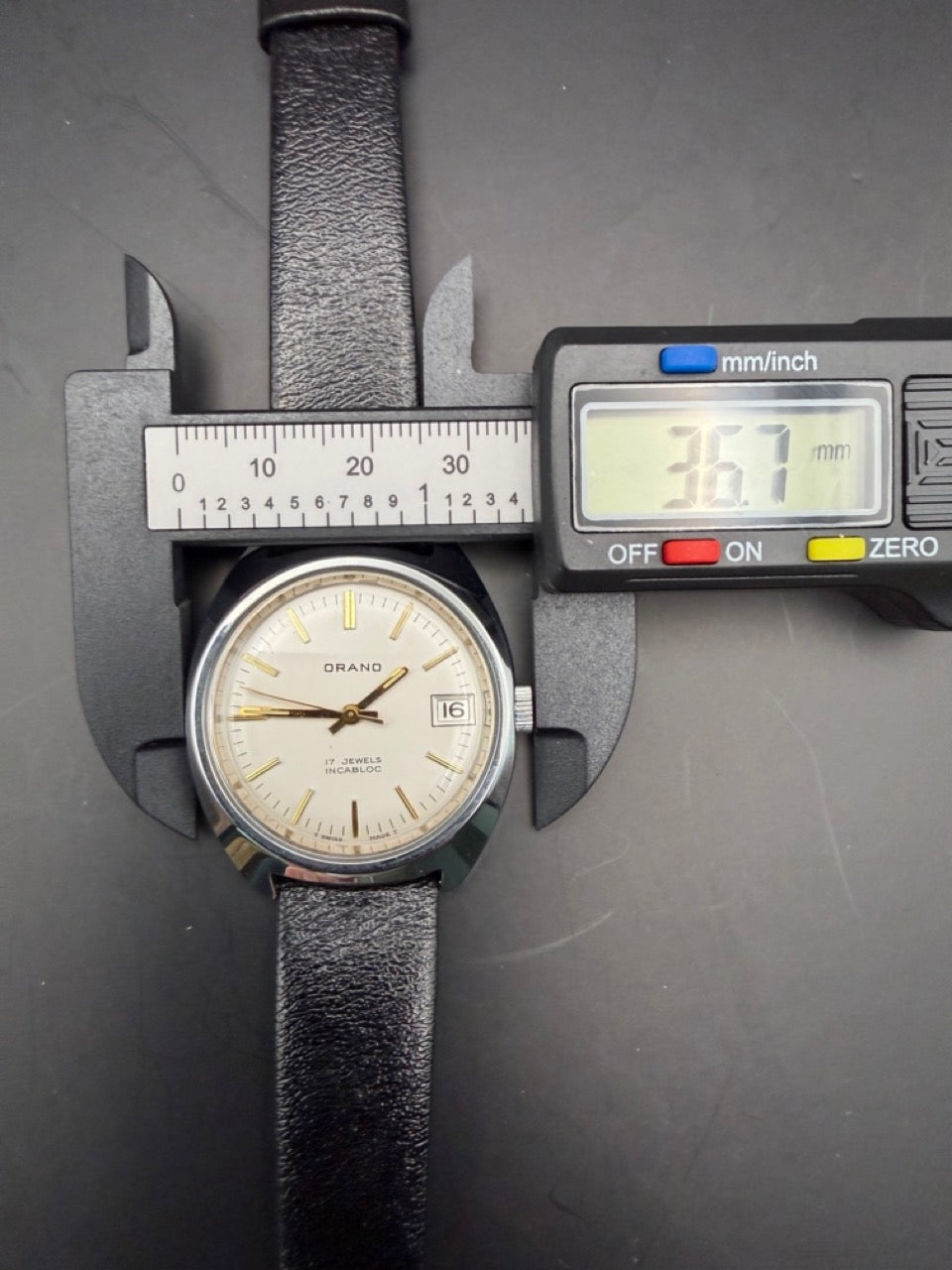 Montre Orano NOS Swiss Made Automatique Boitier silver, cadran clair et aiguilles dorées