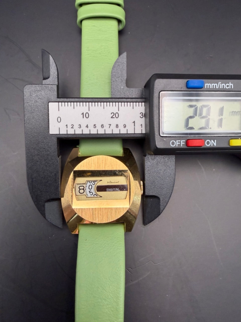 Montre Le Cheminant Digital Automatique Suisse vintage