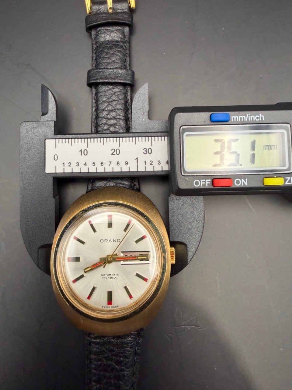 Montre Orano NOS Swiss Made Automatique day date vintage aiguilles rouges