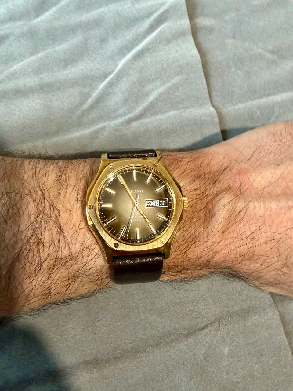 Montre Orano NOS Suisse octogonale automatique cadran beige marron patiné