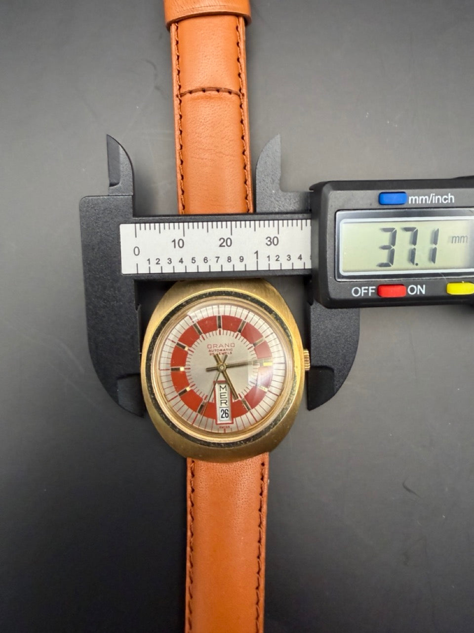 Montre Orano NOS Swiss Made Automatique day date rouge vintage plaqué or