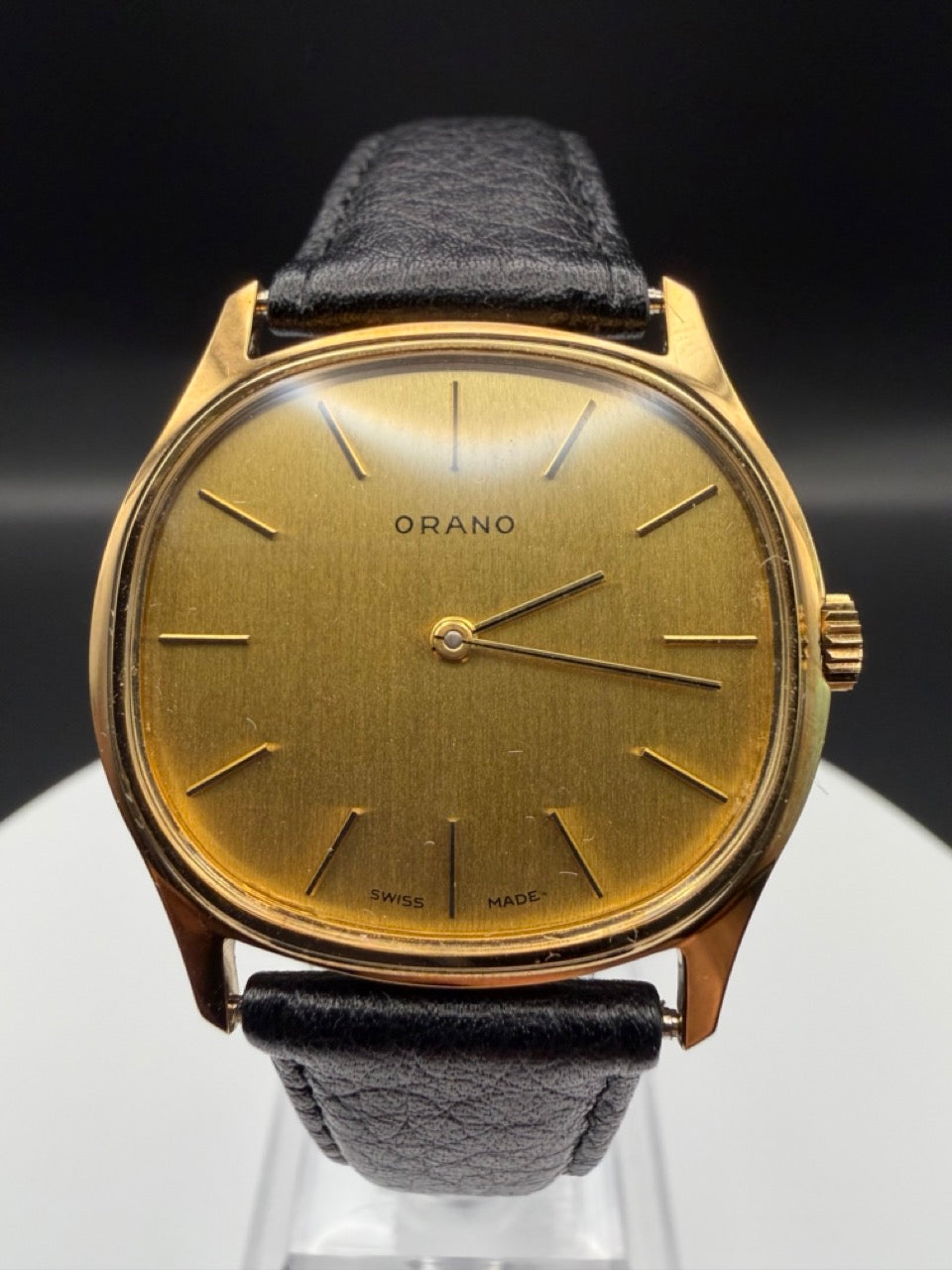Montre Orano NOS Suisse tonneau plaqué or 70s ultra fine