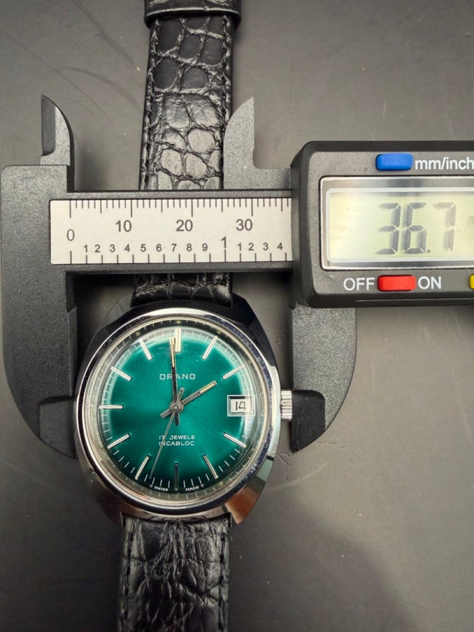 Montre Orano NOS Swiss Made Vert émeraude vintage