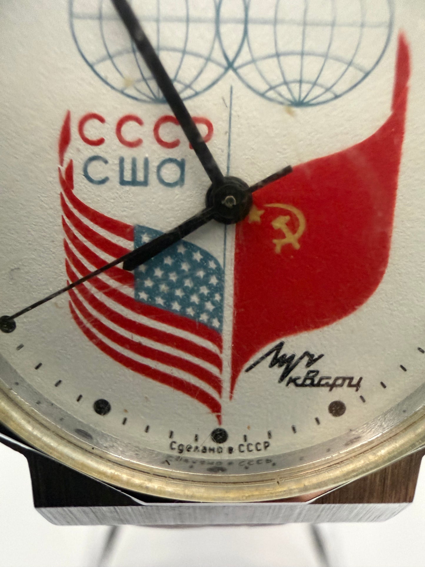 Montre vintage Luch Quartz USSR USA – pièce commémorative soviétique rare guerre froide