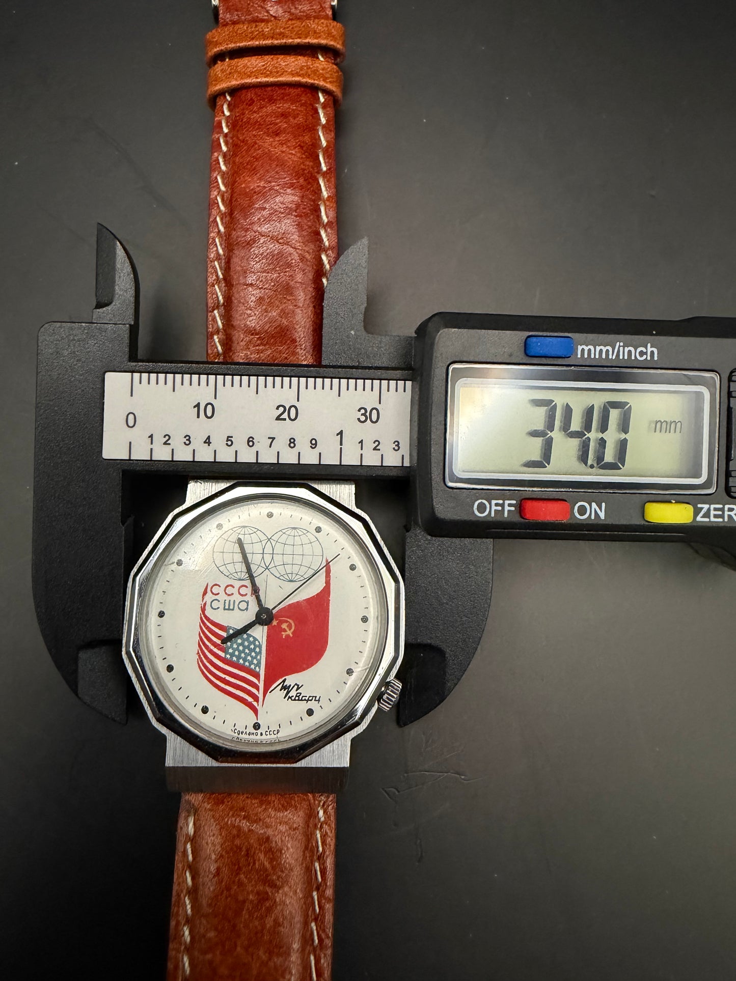 Montre vintage Luch Quartz USSR USA – pièce commémorative soviétique rare guerre froide