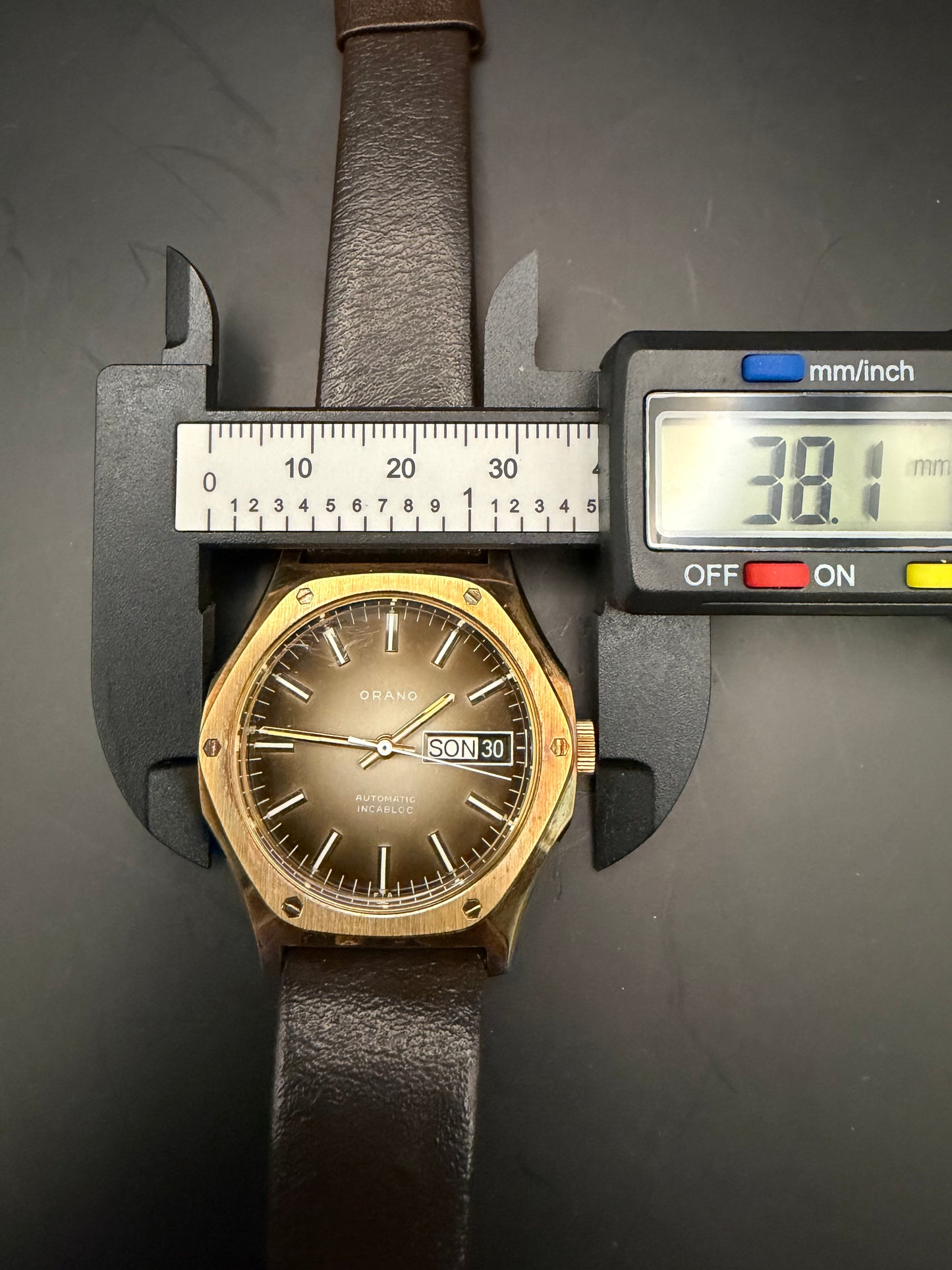 Montre Orano NOS Suisse octogonale automatique cadran beige marron patiné